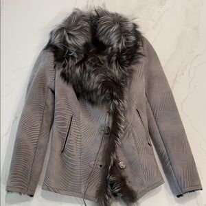 DiFerroni shearling short coat with a real fox fur collar . Fits XS and S.